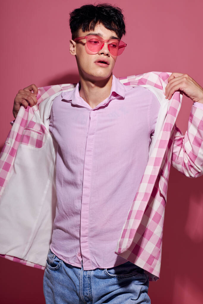 Zdjęcie romantyczny młody chłopak pewność siebie różowy plaid blezer moda pozowanie różowy tło bez zmian - Zdjęcie, obraz