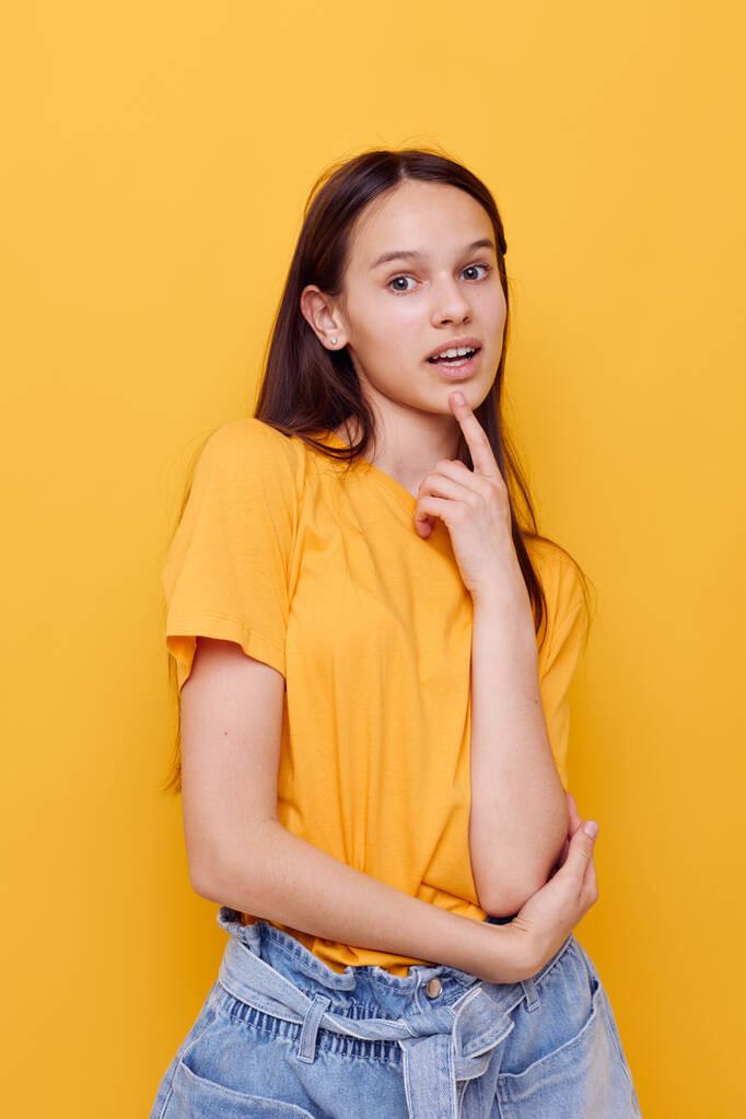 mulher atraente em um amarelo t-shirt emoções verão estilo isolado fundo - Foto, Imagem