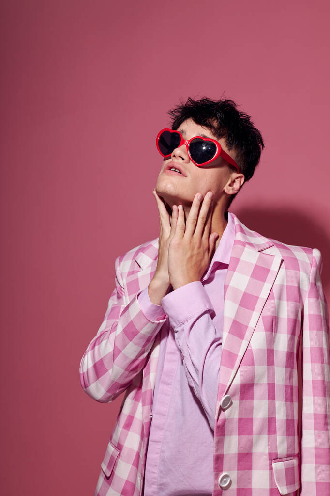 csinos férfi kockás blézer divat modern stílus szemüveg rózsaszín háttér változatlan - Fotó, kép