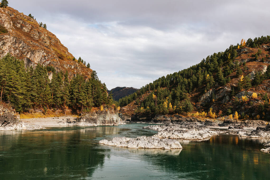 Rivière de montagne entourée de hautes roches dans l'Altaï en automne - Photo, image