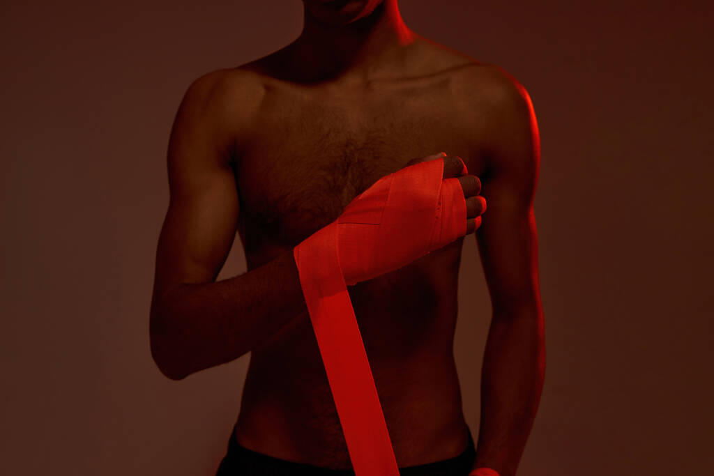 Przycięty wizerunek boksera owijającego bandaż na dłoni - Zdjęcie, obraz