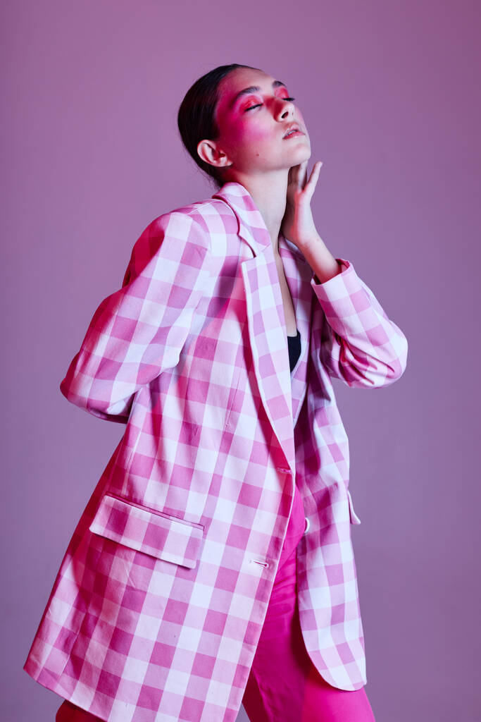 Młoda piękna kobieta różowe spodnie moda odzież pozowanie odizolowane tło bez zmian - Zdjęcie, obraz
