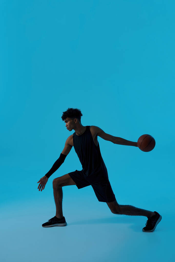 ブラックフォーカス男性選手投げバスケットボールボール - 写真・画像