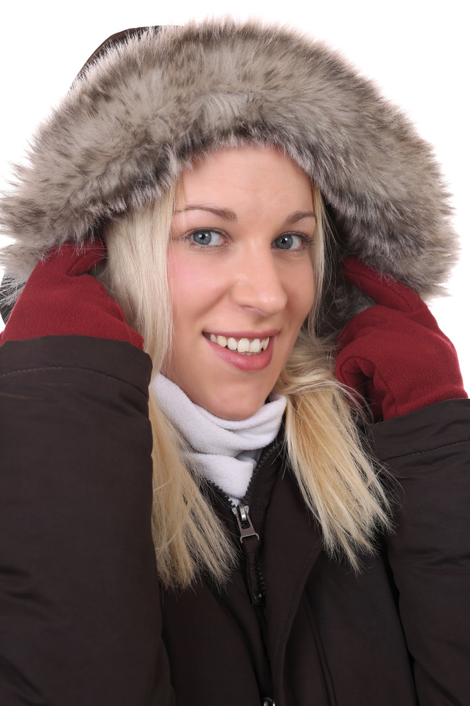 gülümseyen kadın sıcak giysiler ile kışın soğukta donuyor - Fotoğraf, Görsel