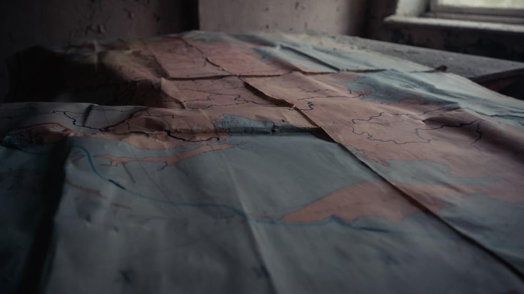 mapas antiguos en la escuela abandonada en la zona de exclusión de Chernóbil - Foto, imagen