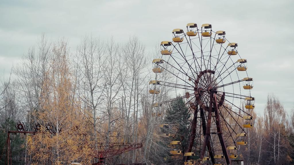 old ferris wheel in amusement park of chernobyl abandoned city - Zdjęcie, obraz
