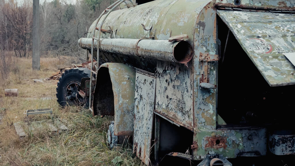 vehículo militar dañado y oxidado en el bosque en la zona de exclusión de Chernóbil - Foto, Imagen