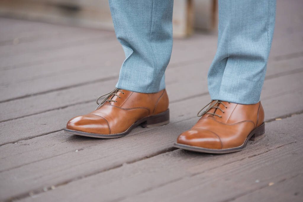 jambes d'homme dans une chaussures en cuir marron   - Photo, image