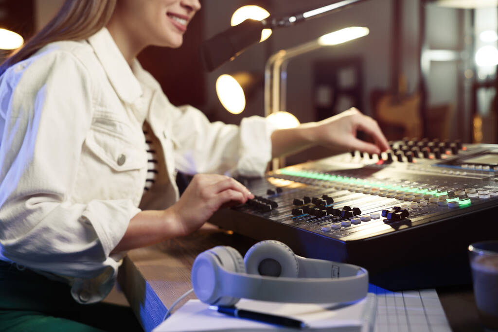 Kobieta pracująca jako gospodarz radiowy w nowoczesnym studiu, zbliżenie - Zdjęcie, obraz