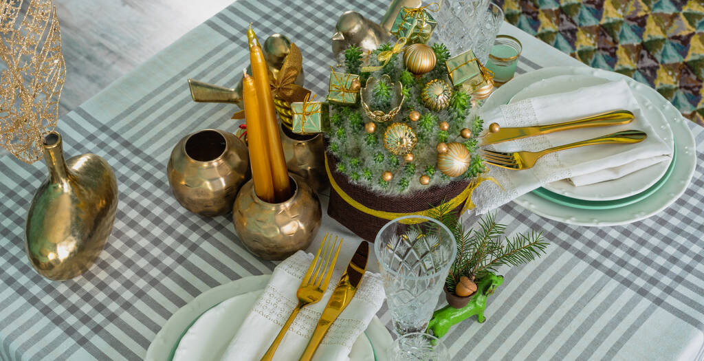Νέο Χρόνια εορταστική ρύθμιση τραπέζι, μαχαιροπήρουνα, διακοσμήσεις, Πρωτοχρονιά διακόσμηση, Χριστούγεννα εξυπηρετούν - Φωτογραφία, εικόνα