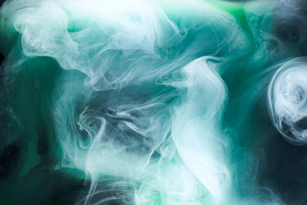 Siyah mürekkep arka planında yeşil duman, renkli sis, soyut girdaplı zümrüt okyanus denizi, su altında akrilik boya pigmenti - Fotoğraf, Görsel