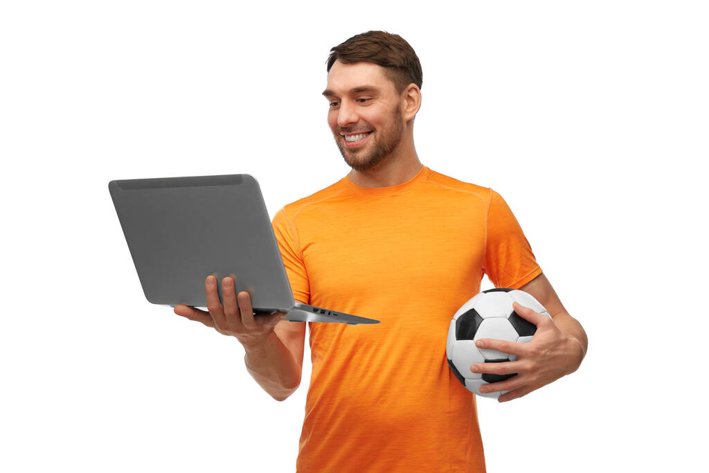 hombre o fanático del fútbol con pelota de fútbol y portátil - Foto, Imagen