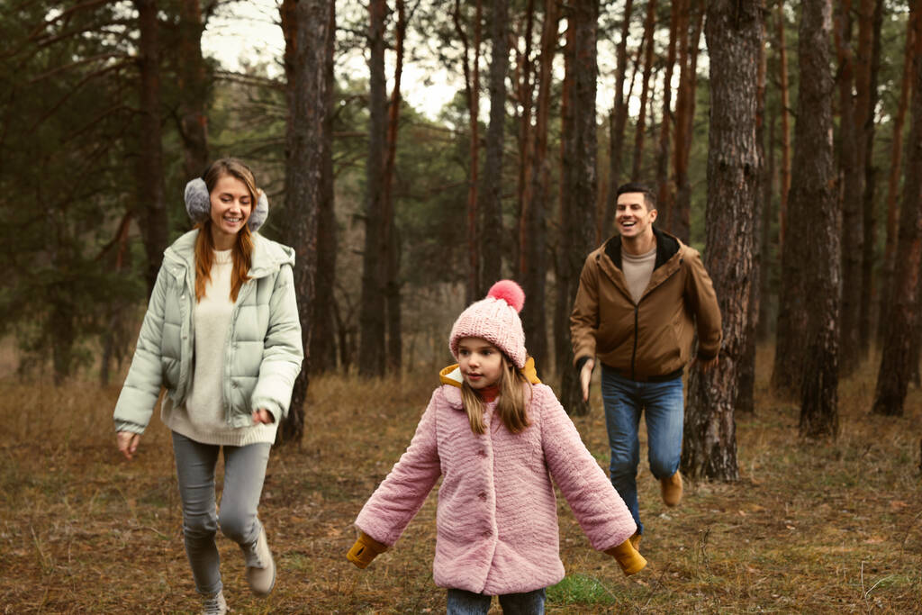 Счастливая семья проводит время вместе в лесу - Фото, изображение
