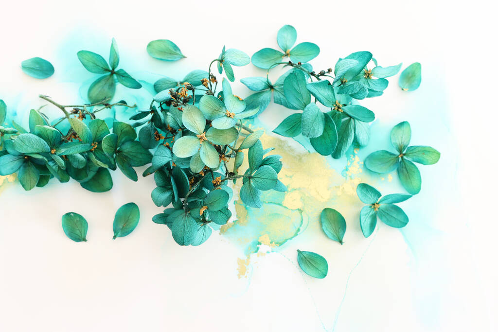 Imagen creativa de flores de hortensias esmeralda y verde sobre fondo de tinta artística. Vista superior con espacio de copia - Foto, imagen