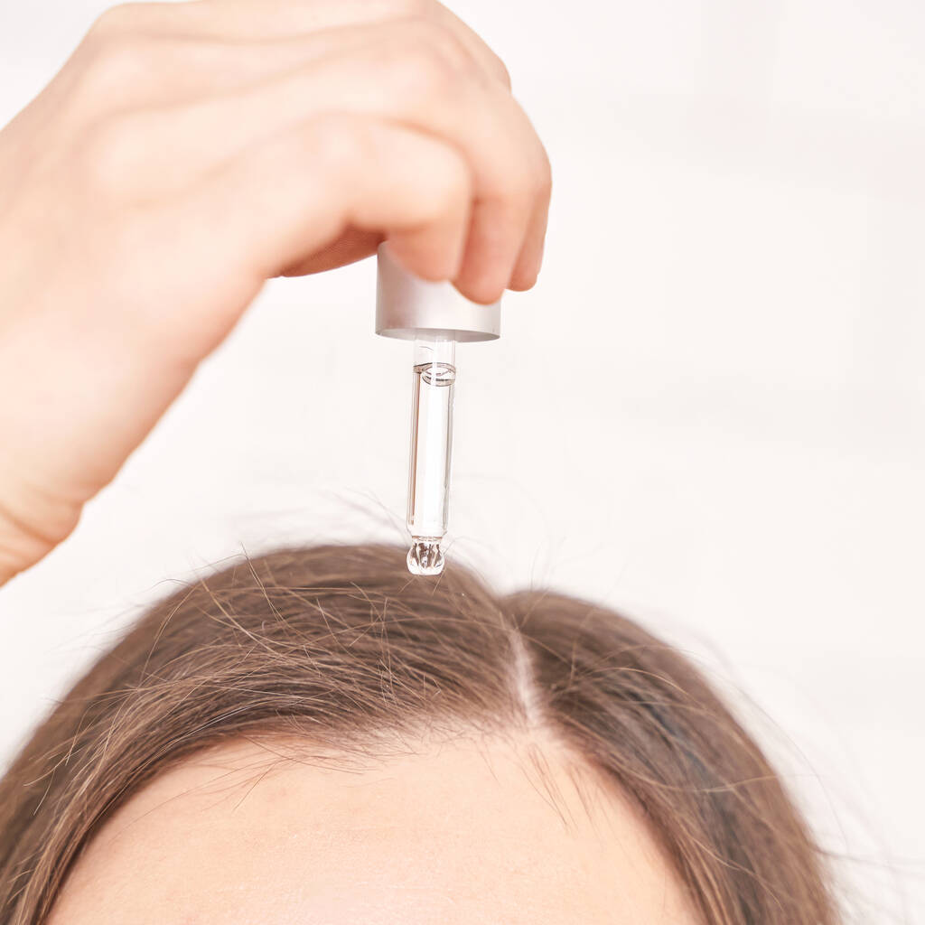 Haarbehandlung für junge Frauen. Arganöl gesunde Massage. Badezimmer-Routine am Morgen - Foto, Bild