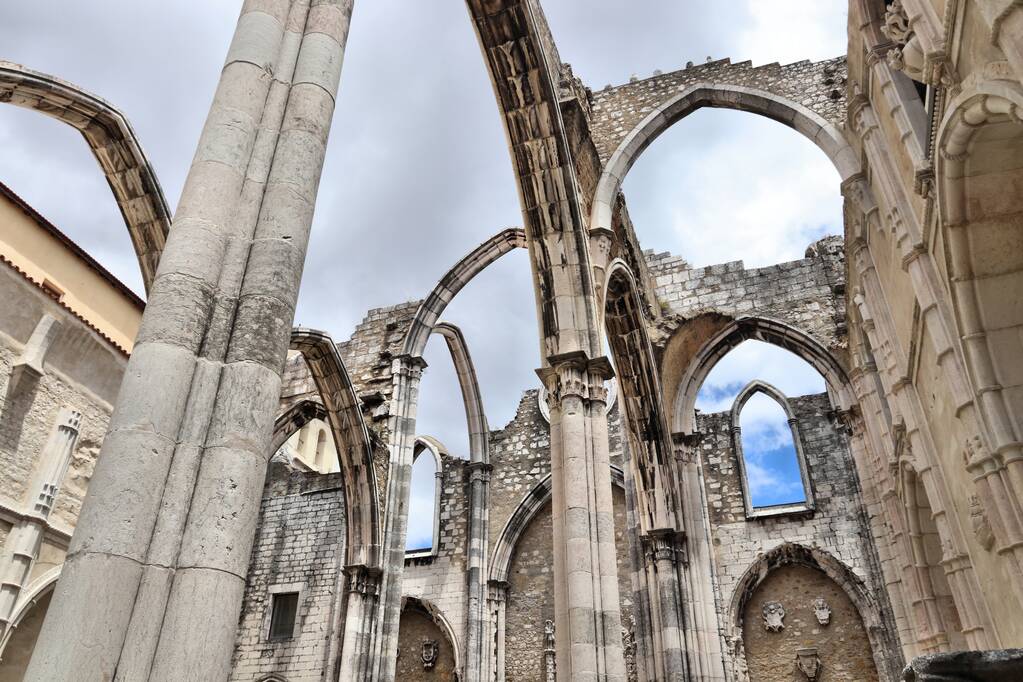 Carmo Manastırı depremde yok oldu. Lizbon, Portekiz 'in simgesi. Lizbon 'daki hasarlı gotik kilise. - Fotoğraf, Görsel