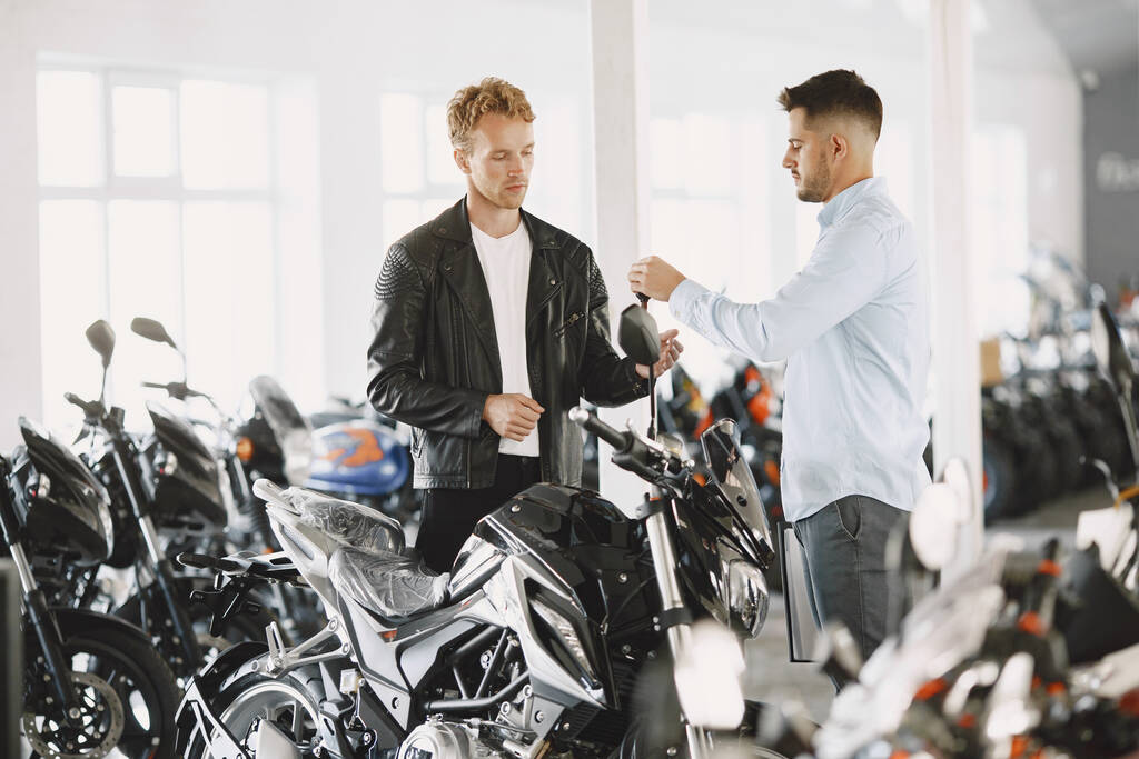 Hezký muž vybírá motocykl ke koupi - Fotografie, Obrázek
