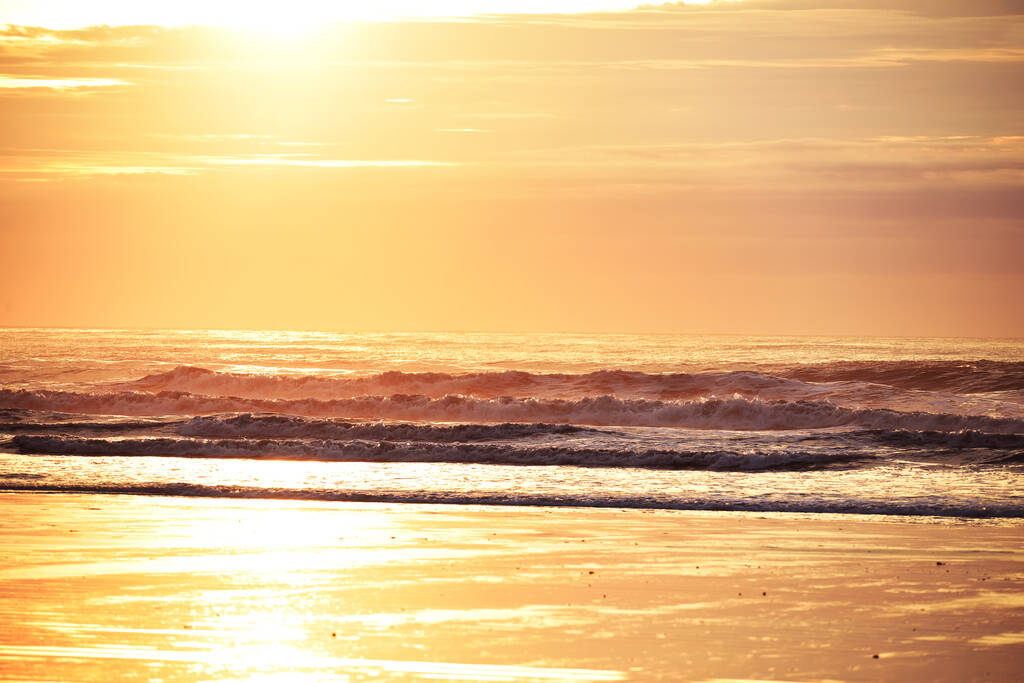A strand apály hajnalban egy csodálatos különböző színekkel az égen. Nyugodt napfelkelte kilátás az óceán partjára. - Fotó, kép