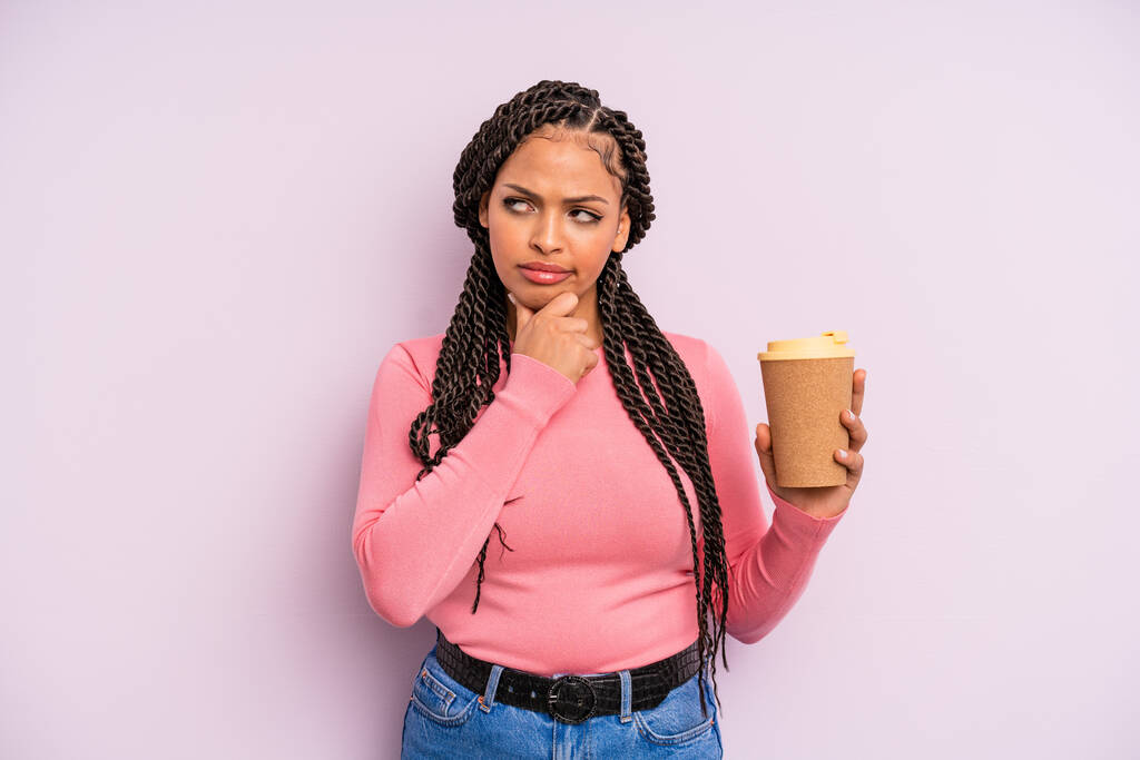 schwarze Afro-Frau denkt, sich zweifelnd und verwirrt fühlt. Kaffee mitnehmen - Foto, Bild