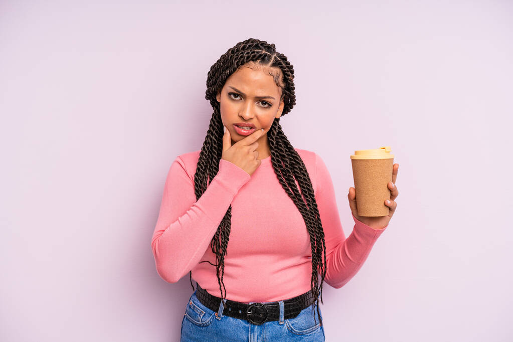 schwarze Afrofrau mit weit geöffnetem Mund und offenen Augen und der Hand am Kinn. Kaffee mitnehmen - Foto, Bild