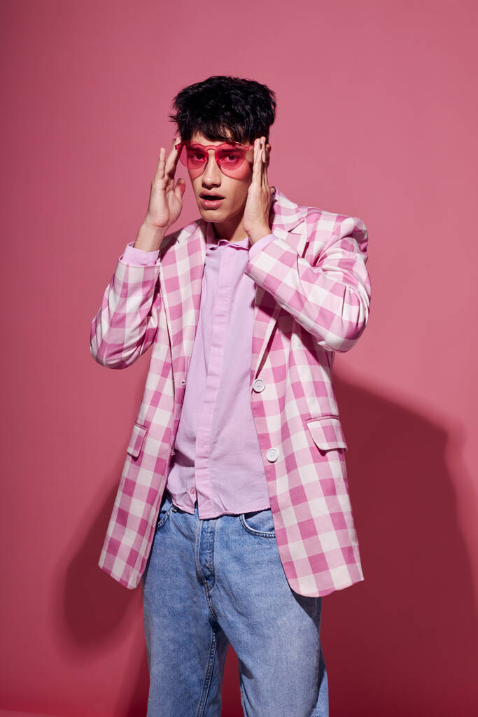 Foto de romántico joven novio confianza en sí mismo rosa chaqueta a cuadros moda posando fondo rosa inalterado - Foto, Imagen