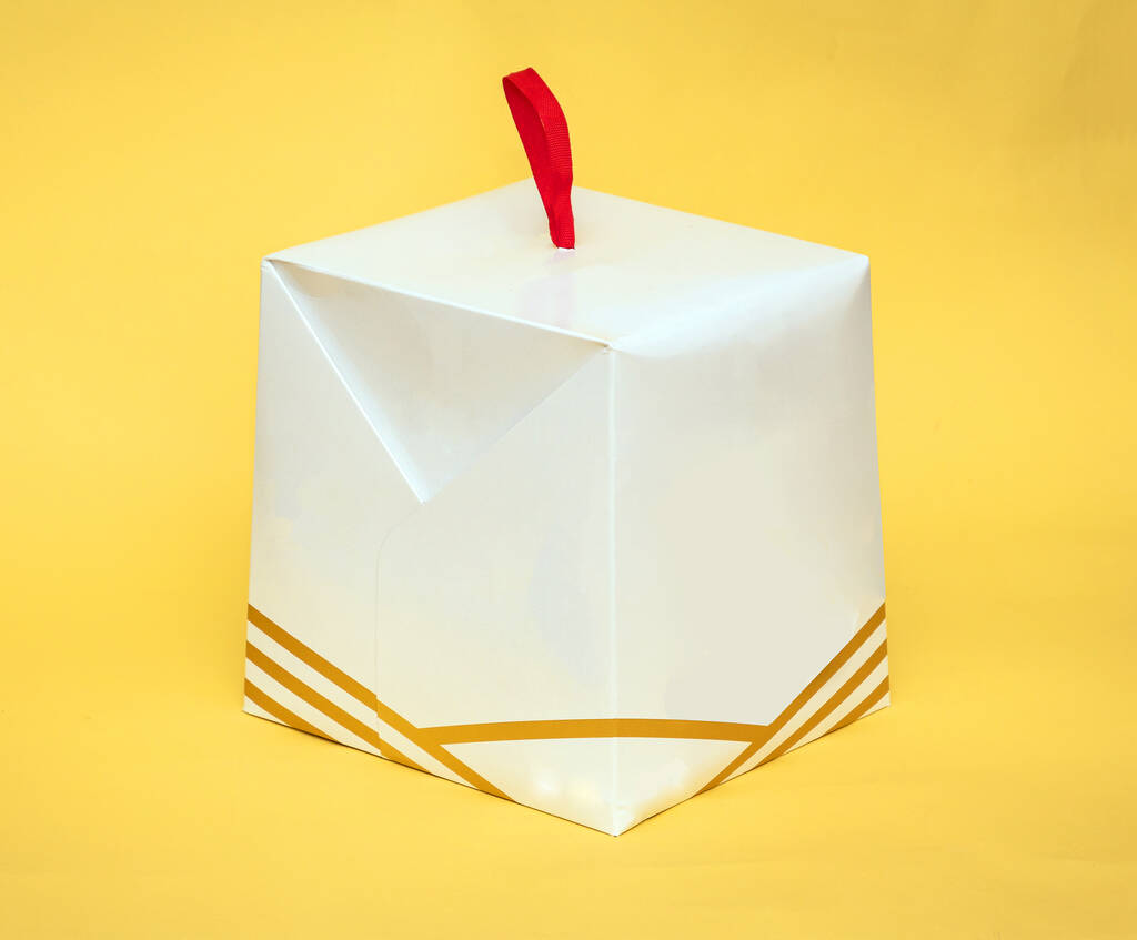 Κλειστό λευκό χάρτινο κουτί κέικ απομονωμένο σε κίτρινο φόντο - Φωτογραφία, εικόνα