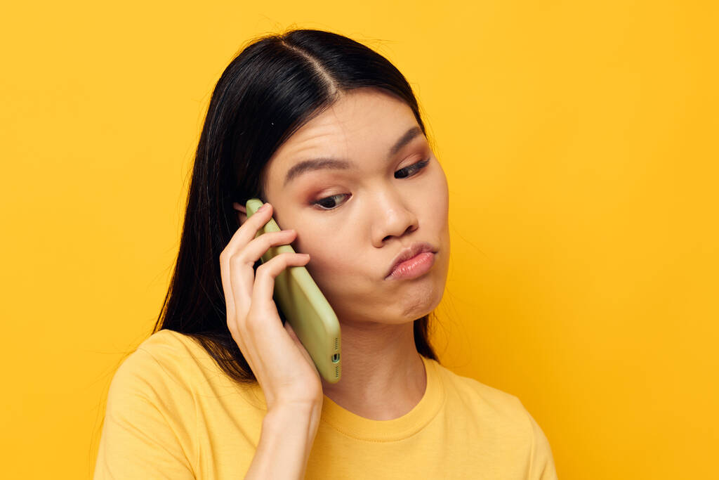 Portret aziatische mooie jonge vrouw praten op de telefoon poseren technologie Monochrome schot - Foto, afbeelding