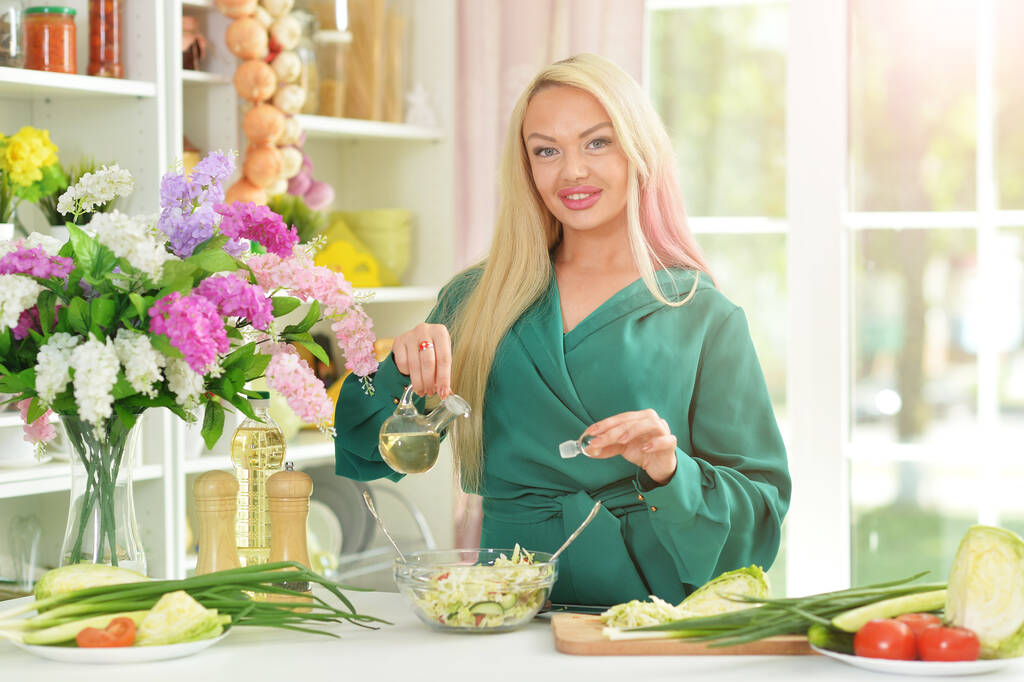 nuori nainen ruoanlaitto terveellistä ruokaa keittiössä - Valokuva, kuva