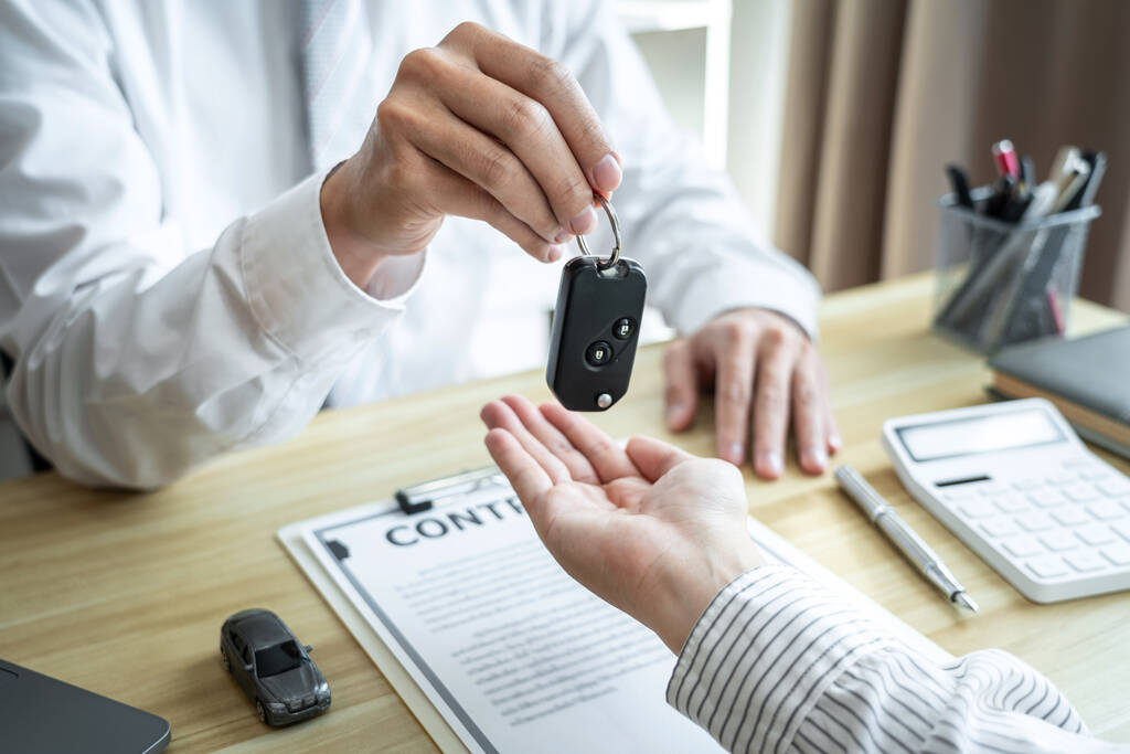 Verkäufer Agent Senden eines Schlüssels an den Kunden nach dem Schnäppchenvertrag, erfolgreichen Autokredit Versicherungsvertrag Kauf oder Verkauf von Neufahrzeugen. - Foto, Bild