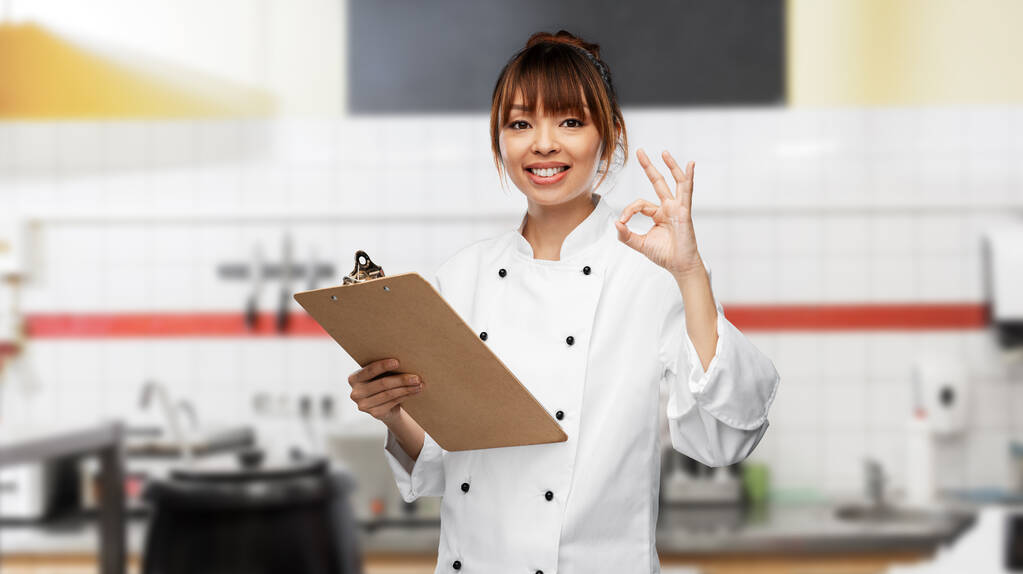 улыбающаяся женщина-шеф-повар с буфетом обмена, показывающим, как хорошо - Фото, изображение