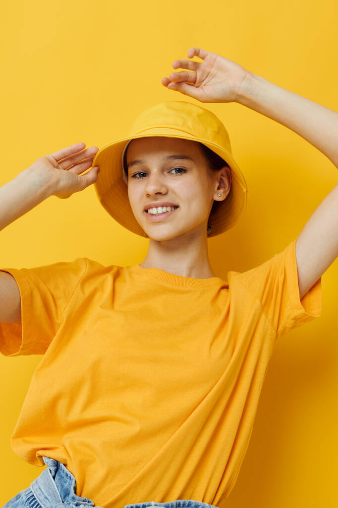 optimistická mladá žena ve žlutém klobouku Mládež styl ležérní nosit izolované pozadí - Fotografie, Obrázek