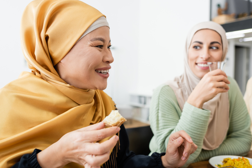 muszlim ázsiai nő gazdaság baklava közel arab lánya mosolyog elmosódott háttér - Fotó, kép