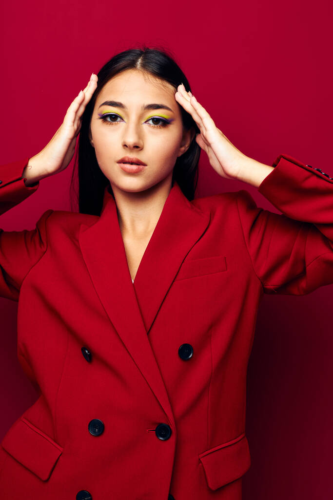 Porträt hübsche Frau attraktives Aussehen Glamour Kosmetik Mode roter Hintergrund unverändert - Foto, Bild
