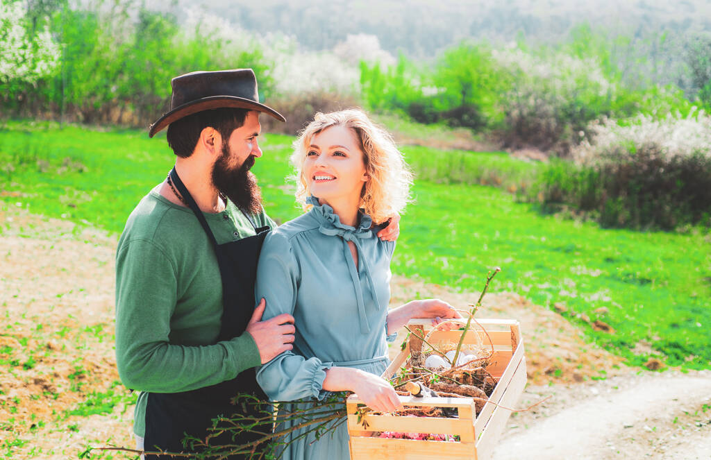 有機農家になる。労働者家族農業。春の庭付け-幸せなカップルの収穫と楽しいことがたくさんあります。田舎での時間が好き. - 写真・画像