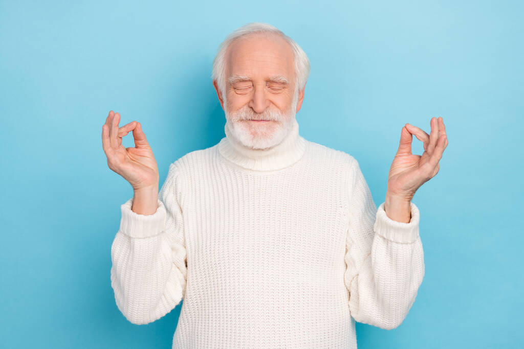 Фото затишного старого сірого чоловіка, який спить, одягнений у білий пуловер ізольовано на синьому кольорі
 - Фото, зображення