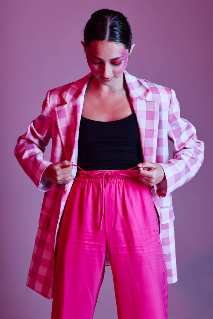 модная женщина клетчатый пиджак моды, представляющий роскошь обрезанный вид неизменным - Фото, изображение