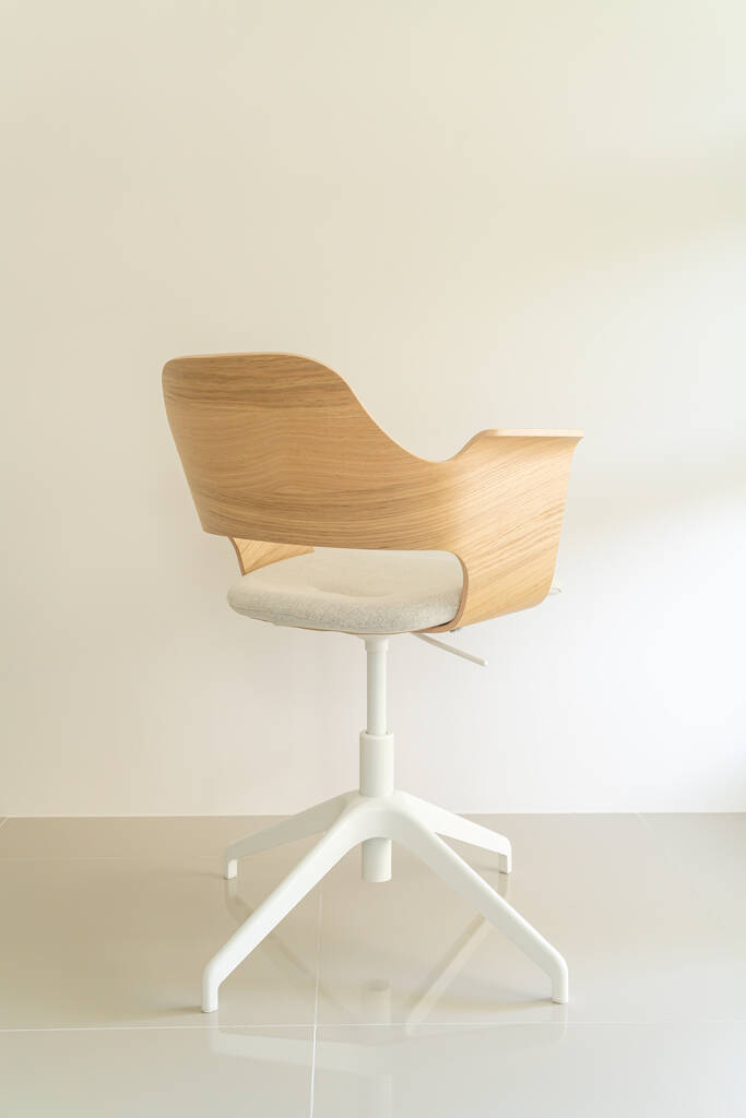 ξύλινη καρέκλα με γκρι υφασμάτινο κάθισμα - Φωτογραφία, εικόνα