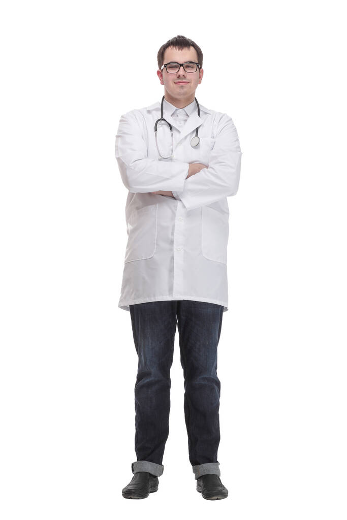 усміхнений молодий лікар-чоловік зі стетоскопом над шиєю в медичному пальто
 - Фото, зображення