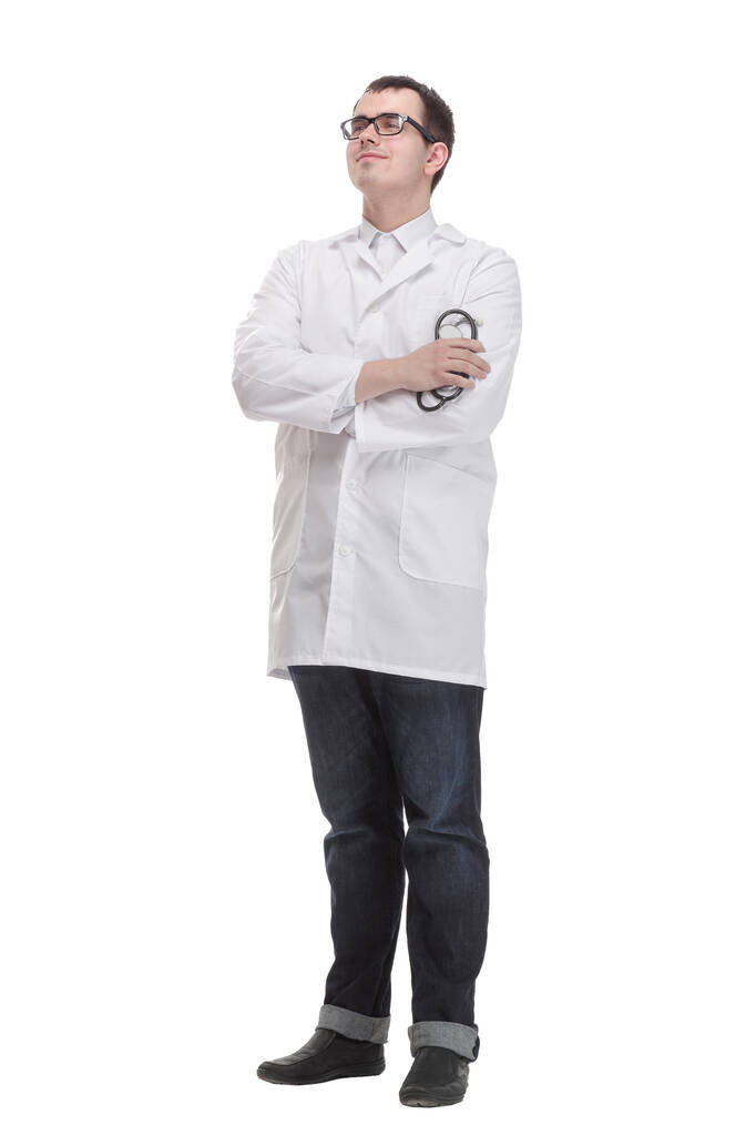 Πρόσοψη πορτρέτο του άνδρα με αυτοπεποίθηση γιατρό στέκεται με τα χέρια σταυρωμένα - Φωτογραφία, εικόνα