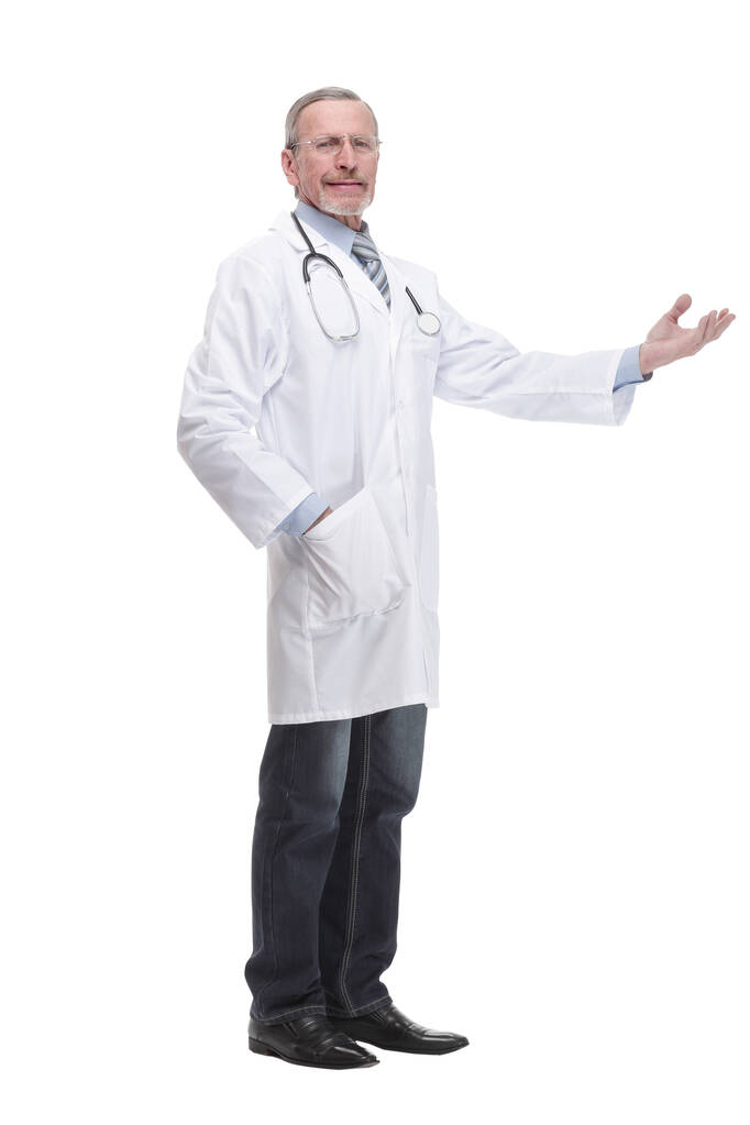 Médico maduro seguro con los brazos cruzados mirando hacia otro lado - Foto, Imagen