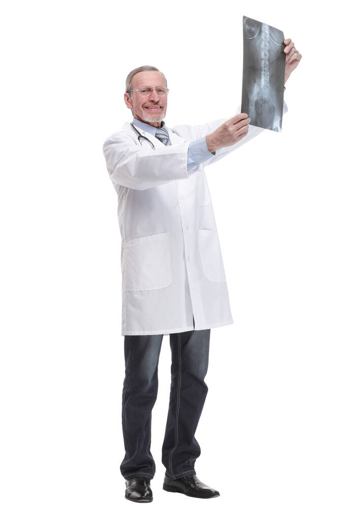 Frontansicht eines Arztes mit Stethoskop beim Röntgenbild - Foto, Bild
