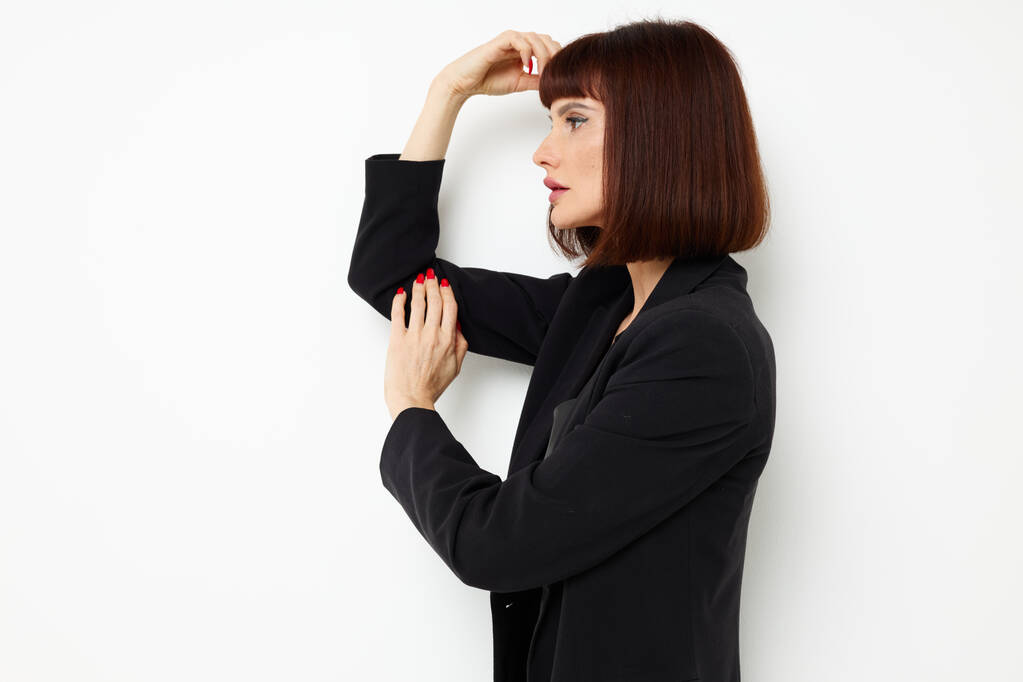 πορτρέτο μιας γυναίκας με ένα μαύρο σακάκι κόκκινο βερνίκι νυχιών που θέτουν Lifestyle αμετάβλητη - Φωτογραφία, εικόνα