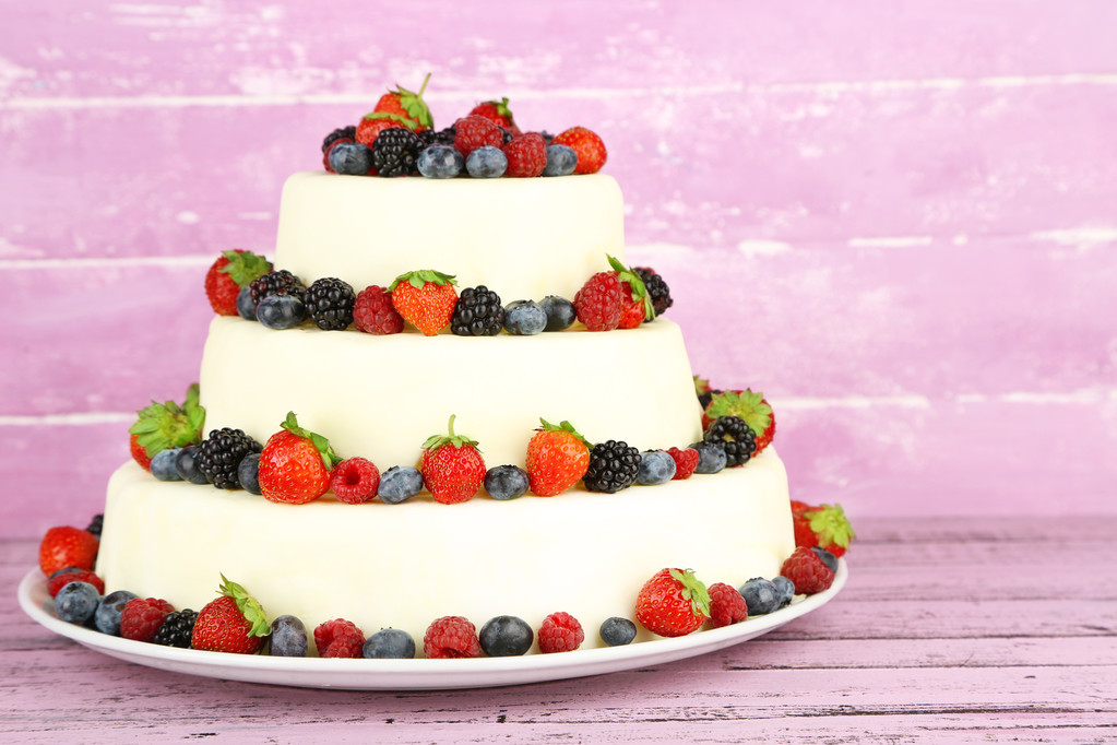 krásný svatební dort s ovocem na růžové dřevěné pozadí - Fotografie, Obrázek