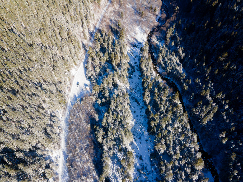 Vue aérienne d'hiver de la montagne Rila près de la rivière Beli Iskar, Région de Sofia, Bulgarie - Photo, image