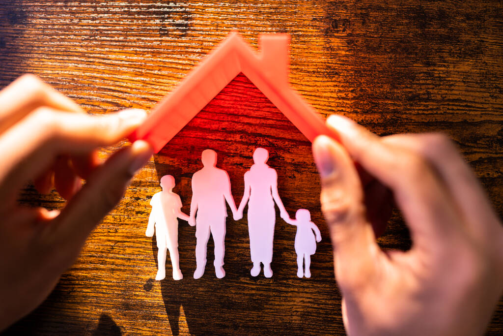 Protección del seguro familiar y techo o refugio - Foto, imagen