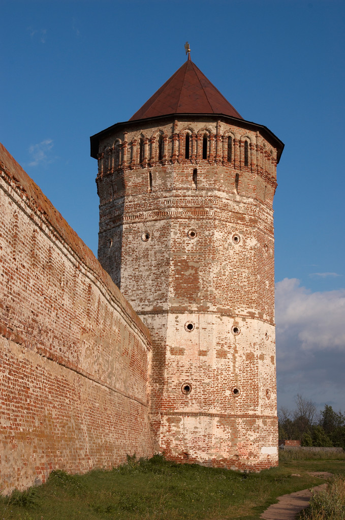 Parede e torre de mosteiro ortodoxo em Suzdal
 - Foto, Imagem