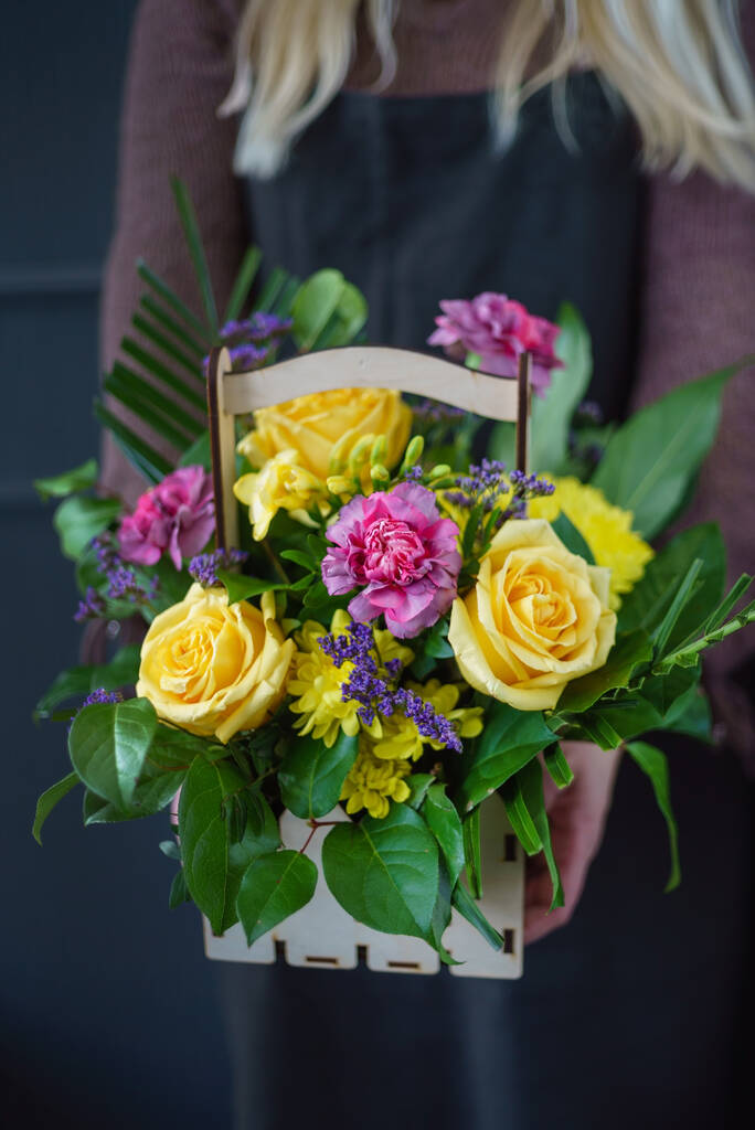 bouquet agradável nas mãos - Foto, Imagem