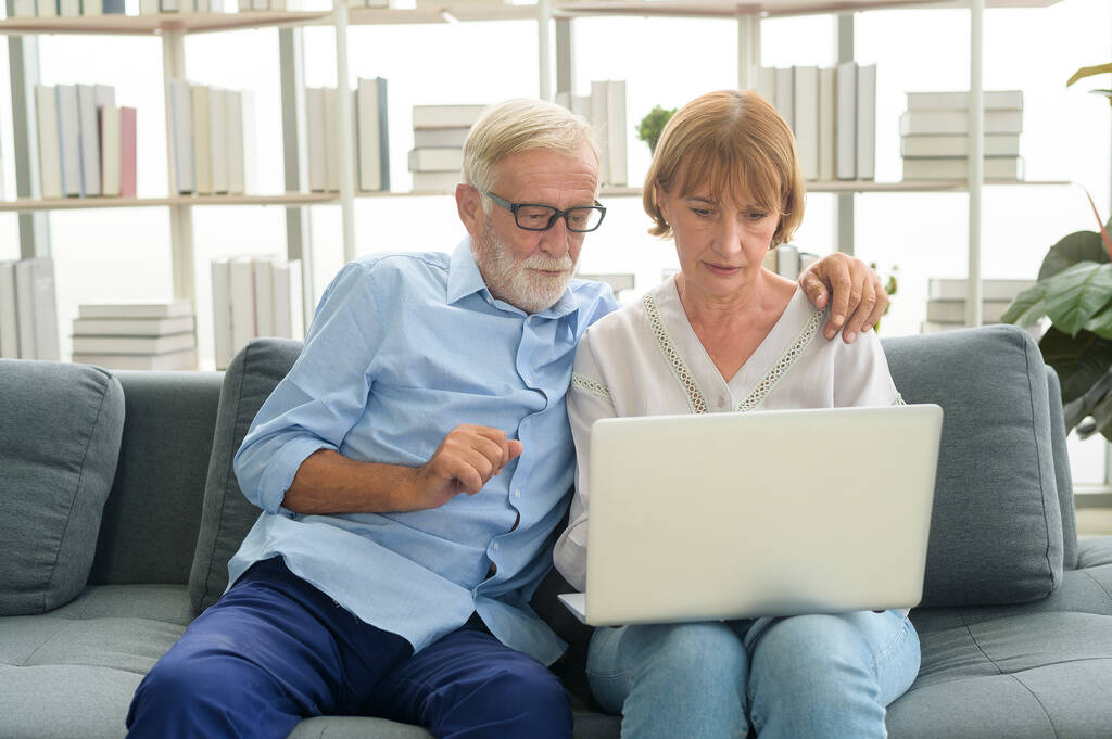 Glücklich kaukasischen Senior-Paar mit Laptop zu Hause - Foto, Bild