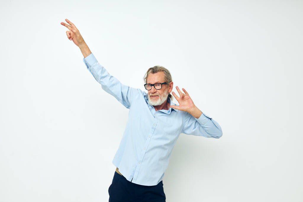 starý muž v modrých košilích gesta s rukama izolované pozadí - Fotografie, Obrázek