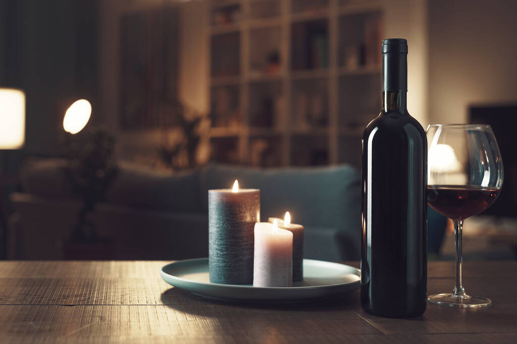 Romantik şarap tatma, yanan mumlar ve oda içi. - Fotoğraf, Görsel